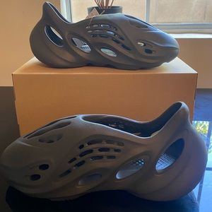 Adidas Yeezy Foam RNR Carbon